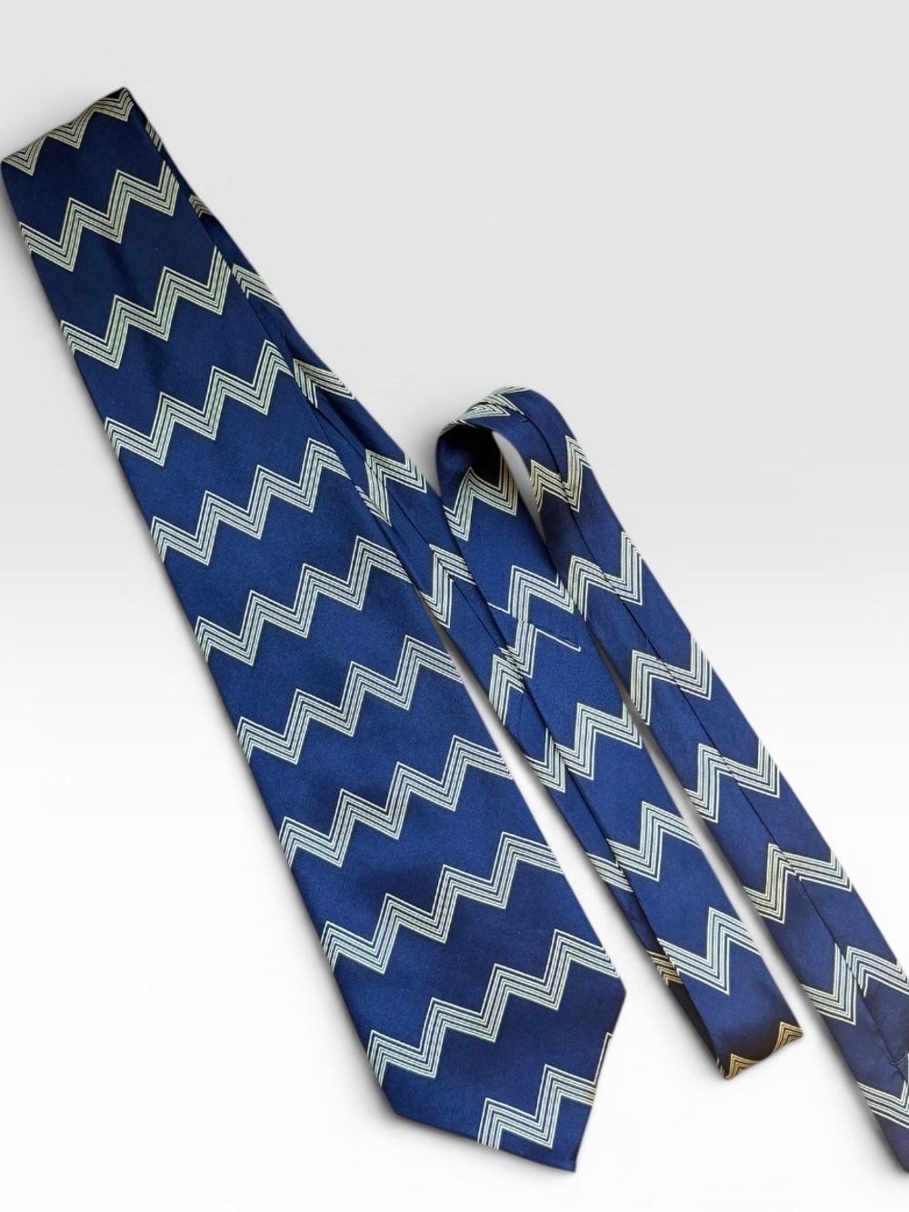 Chevron Pattern Blue Silk Tie - Men's Blue Zigzag Necktie - Picture 4 of 4